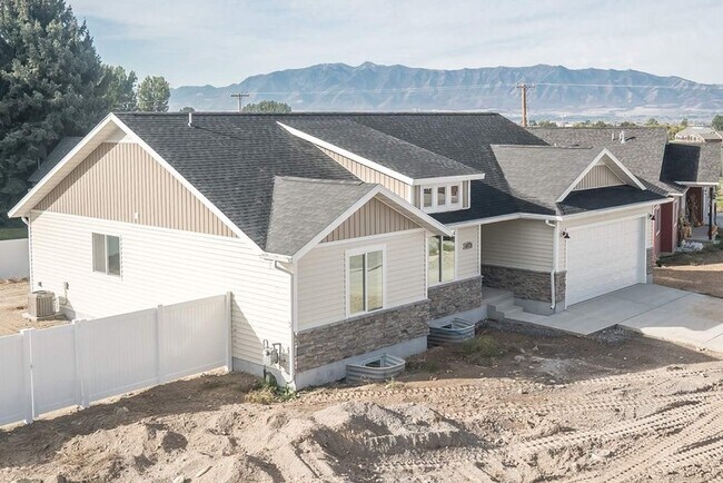 Building Photo - 784 E 2660 N