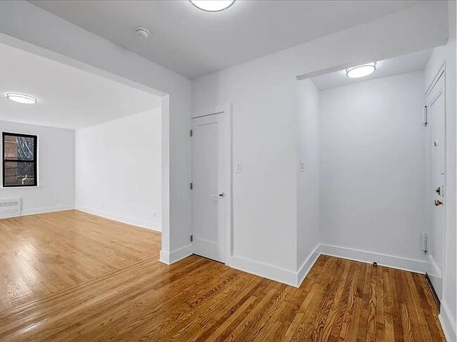 Building Photo - Newly Renovated 1Bed 1Bath