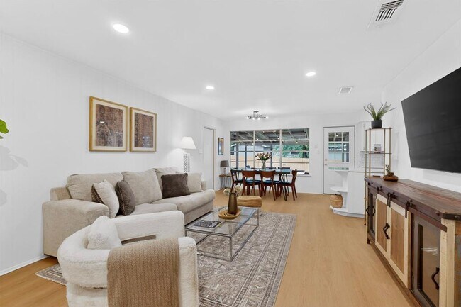 Foto del edificio - 9807 Dallum Dr