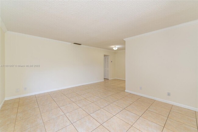 Building Photo - 315 S Crescent Dr