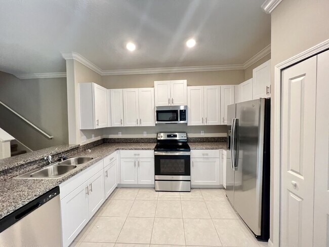 Foto del edificio - "Charming 3-Bed townhouse in a Gated Community has 2.5 Baths, 1650 Sq Ft  – New Flooring and New ...