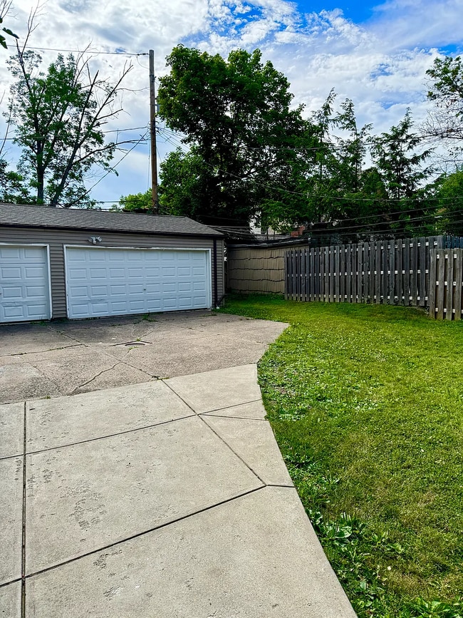 Building Photo - 3682 Glencairn Road