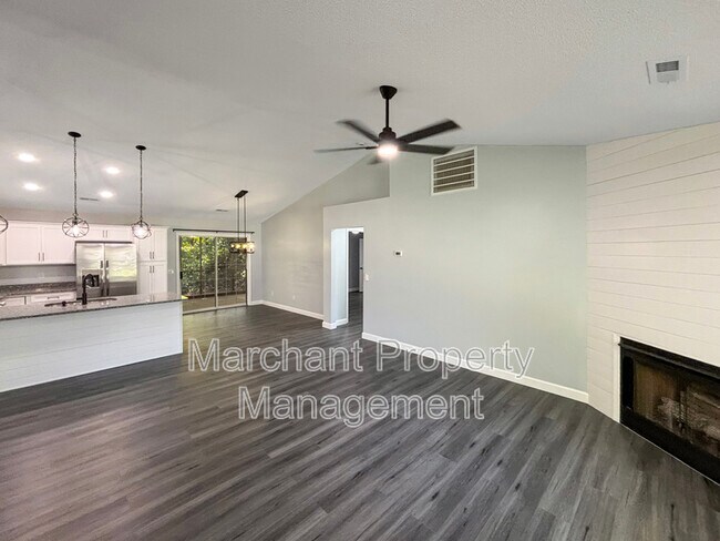 Foto del edificio - 210 Abigail Ln