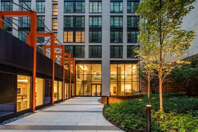 Building Photo - 535 W 43rd St