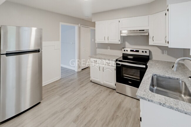 Building Photo - NOW OFFERING 1/2 MONTH FREE WITH SIGNED LE...