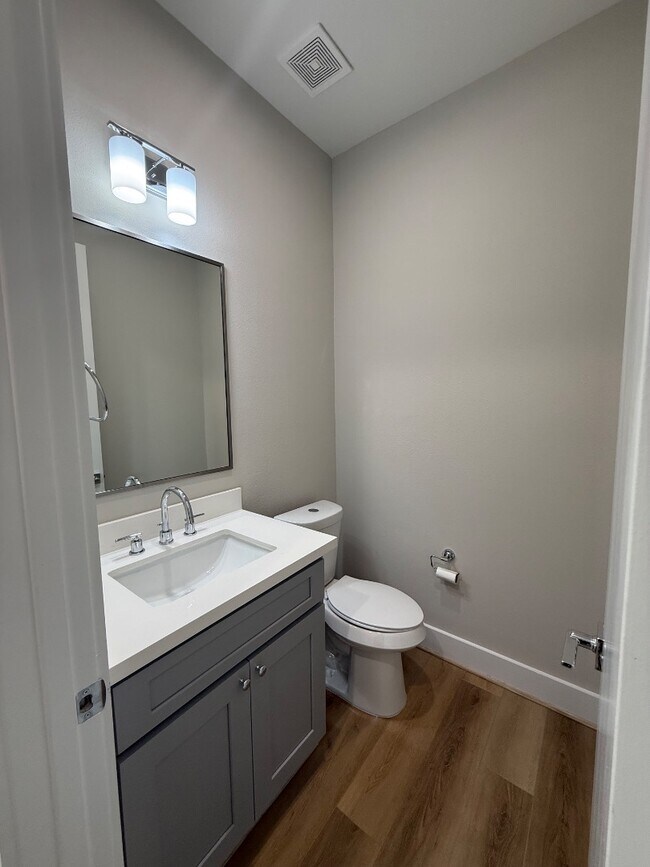 Foto del edificio - 8110 Esther Acres Ln
