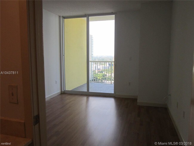 Building Photo - 1 br, 1 bath  - 170 SE 14th St # 3902