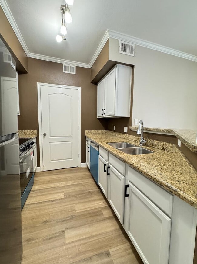 Building Photo - 1701 E Colter St