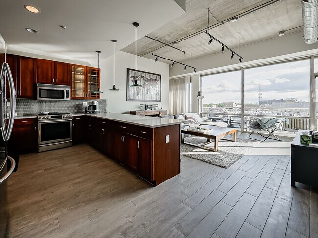 Foto del edificio - AVAILABLE NOW! Modern and Upscale 2-Bed Co...