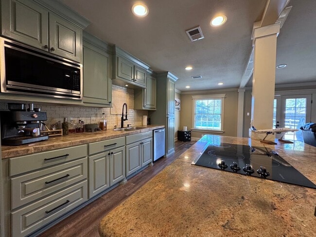 Building Photo - 114 Elmwood St