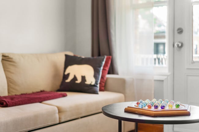 Building Photo - 6419 10e Avenue-SI ID1234506P