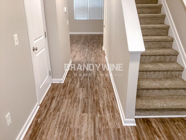 Building Photo - AVAILABLE NOW!! 1 month free rent!