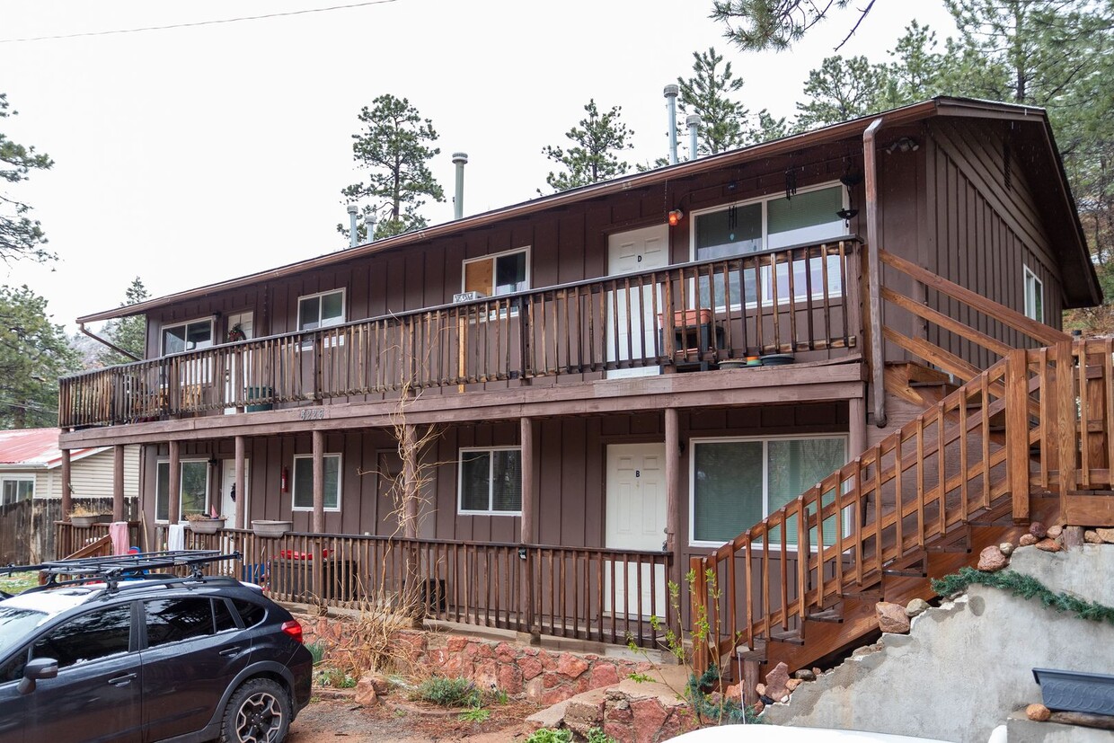 Primary Photo - Four Plex with Mountain Views in Cascade!