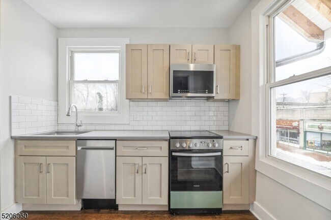 Foto del edificio - 180 Maplewood Ave