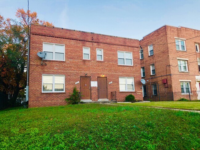 Building Photo - 4811 Quarles St NE