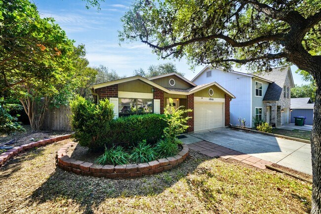Foto del edificio - Cozy 3-Bed, 2-Bath with Fireplace in Prime...