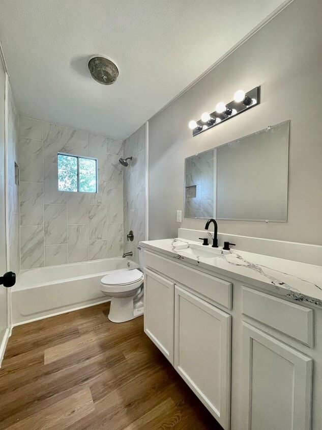 Foto principal - 2 Bedroom / 1 Bathroom Duplex Unit with In-Unit Washer/Dryer Connections