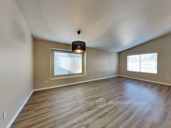 Building Photo - 1032 N Hudson Pl