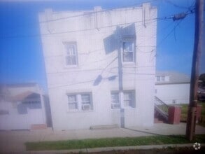 Building Photo - 80 Maple St