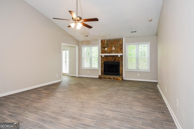 Foto del edificio - 858 Riverstone Ln