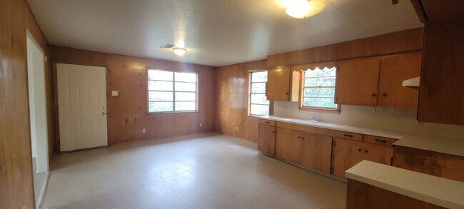 Foto del edificio - Huge 3 bedroom/1 bath upstairs apartment with Water, Gas Range and Refrigerator!