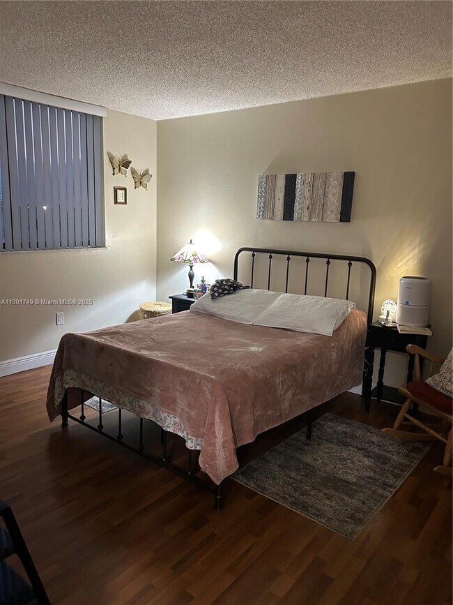 Foto del edificio - 8251 NW 8th St