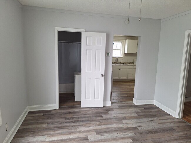 Vista de la sala al entrar, todas las habitaciones estaban recién pintadas. - 1926 N 24th St