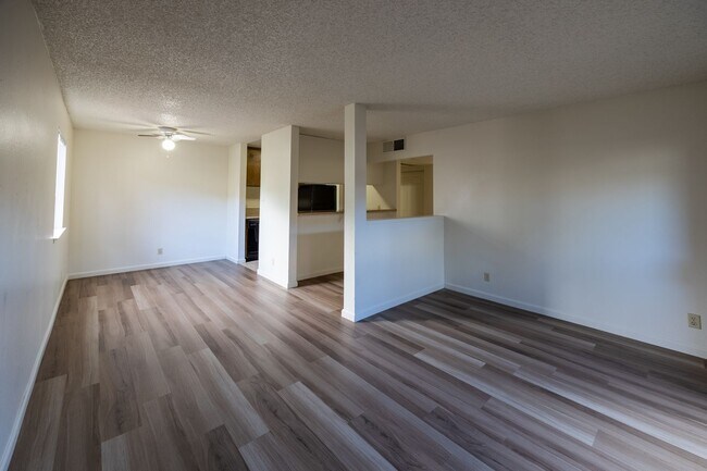 Foto del edificio - Coming Soon - WALK TO VIRGINIA LAKE!