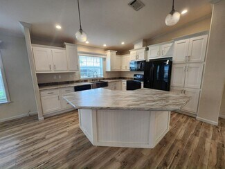 Building Photo - 215 Caviller Ct