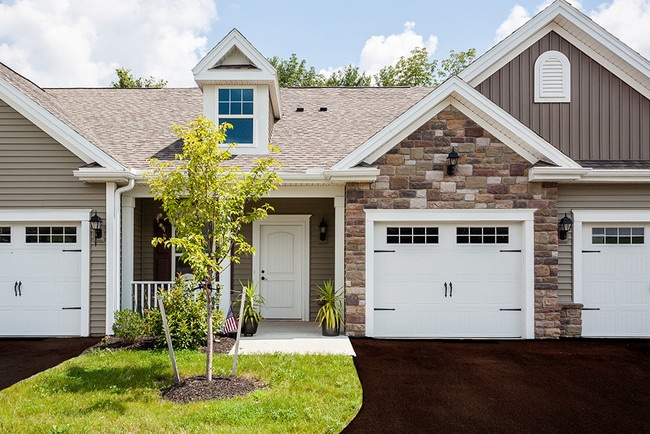 Building Photo - The Links at CenterPointe Townhomes