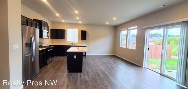 Building Photo - 4 br, 2.5 bath House - 1020 SW Pendleton Way