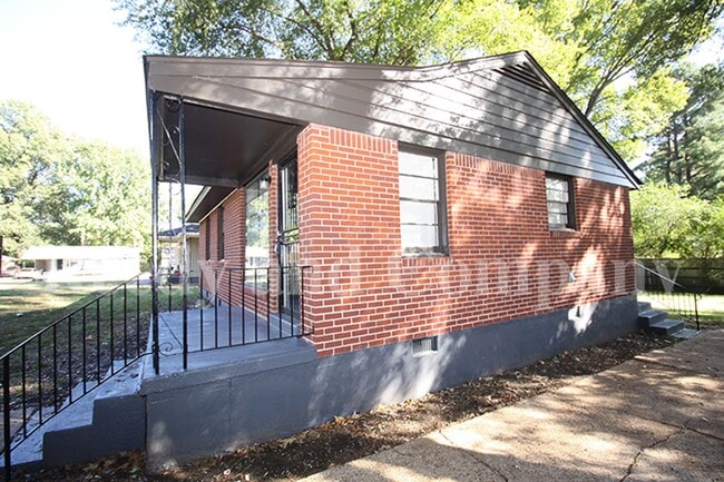 Photo - 1841 S Sutton Dr House