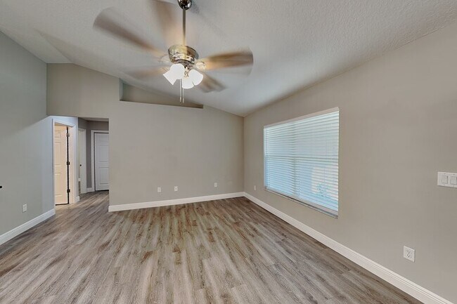 Foto del edificio - 7961 N Primrose Dr