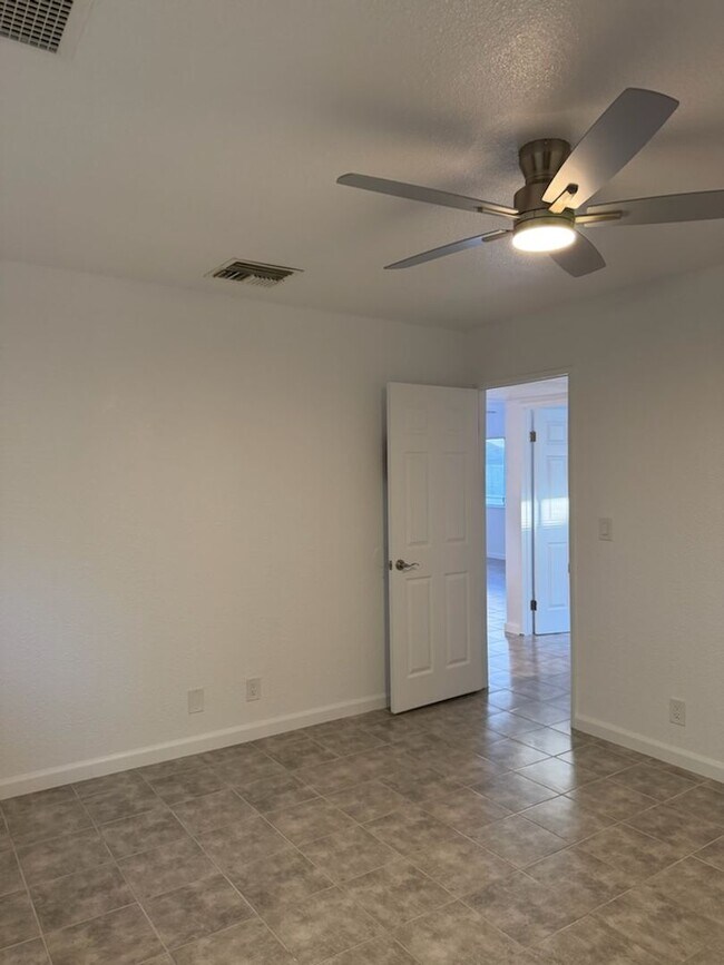 Foto del edificio - 204 W Robertson Rd