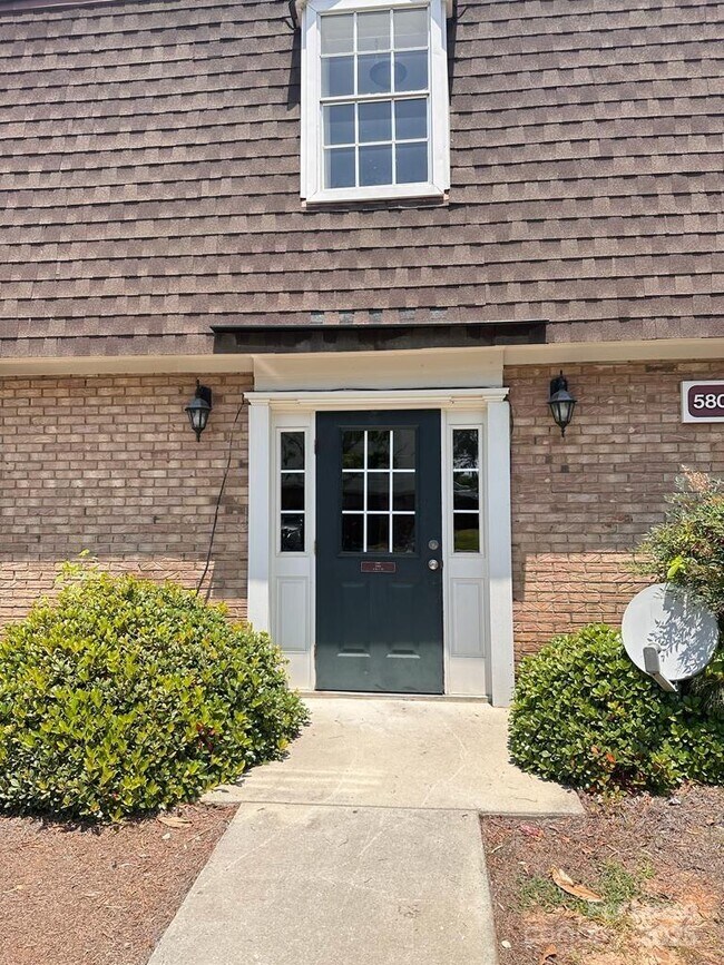 Foto del edificio - 5808 Hunting Ridge Ln