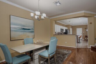 Building Photo - 110 N Valley Oaks Cir