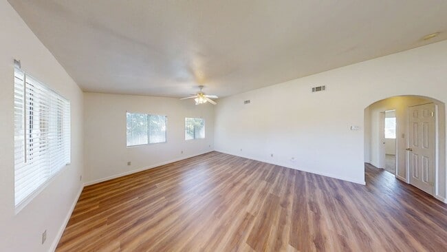 Building Photo - Spacious 2 bedroom 2 bath