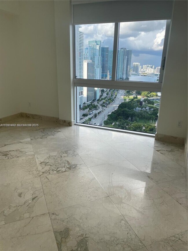 Foto del edificio - 325 S Biscayne Blvd