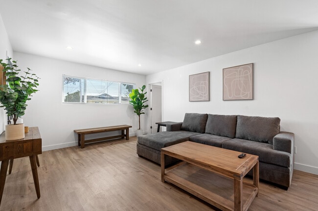 Foto del edificio - 15227 Freeman Ave