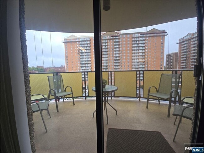 Foto del edificio - 150 Overlook Ave