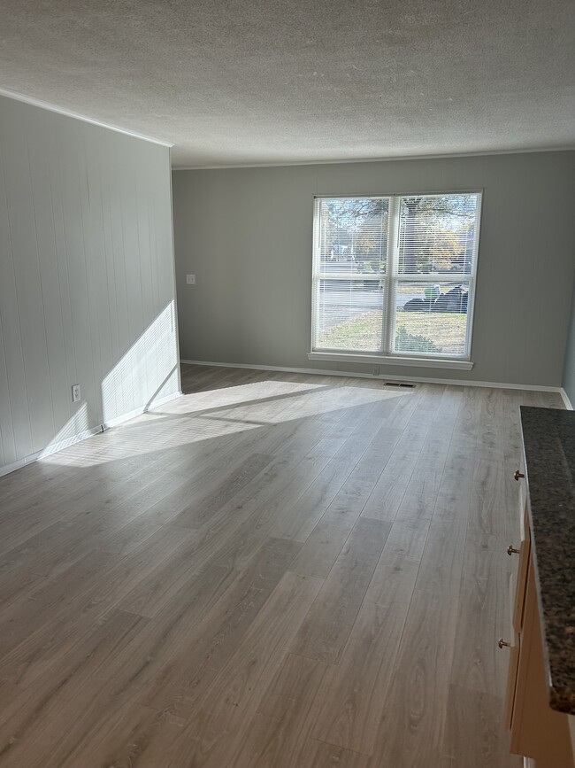 Building Photo - 33 Phillips Dr