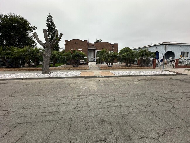 Foto del edificio - 4825 Lindsey Ave