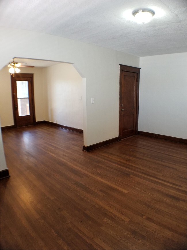 Building Photo - 302 W 34th St