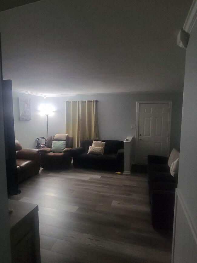 Saliendo de la habitación - 14835 Anderson Ct