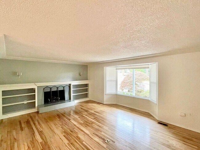 Building Photo - Spacious 5-Bedroom Home in Prime Location