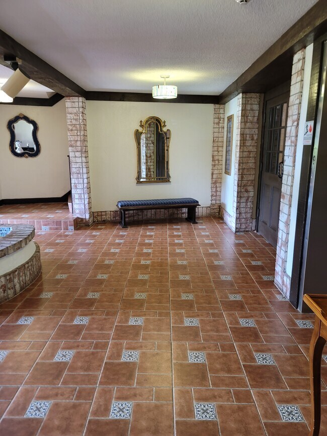 Building Photo - 3650 Inverrary Dr