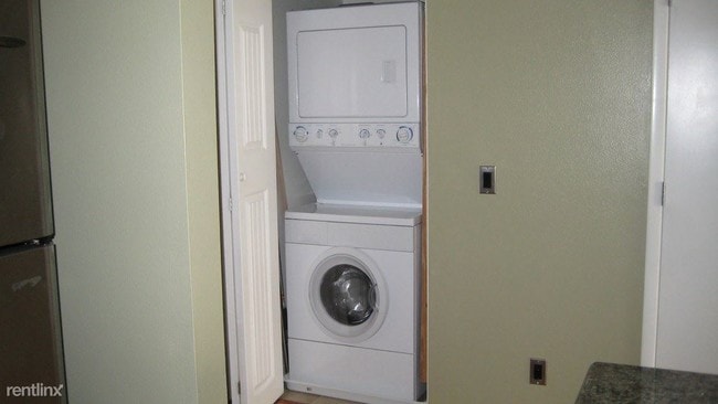 Building Photo - 2 br, 1 bath  - 600 W 3rd St Apt A110