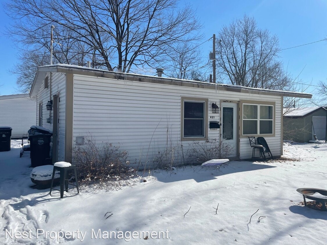 2 br, 1 bath House 421 Douglass St House Rental in Iowa City, IA