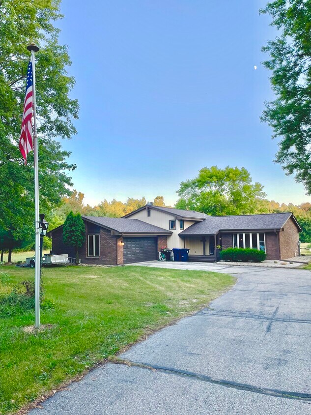 Primary Photo - 34805 Glacier Dr