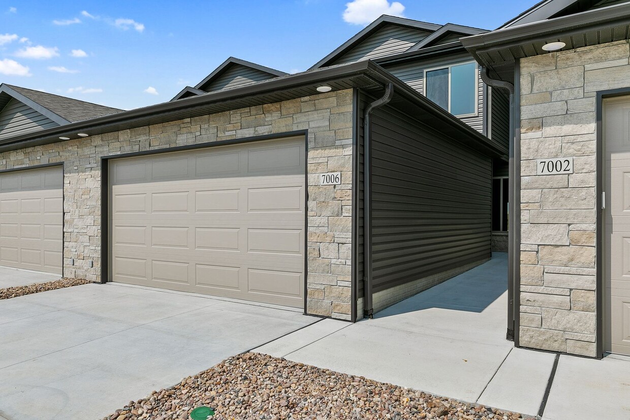 Foto principal - BRAND NEW 3 bed 3 bath Townhome in NW Lincoln